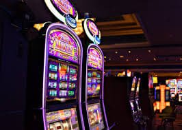 Pengguna memeriksa bonus harian di ponsel